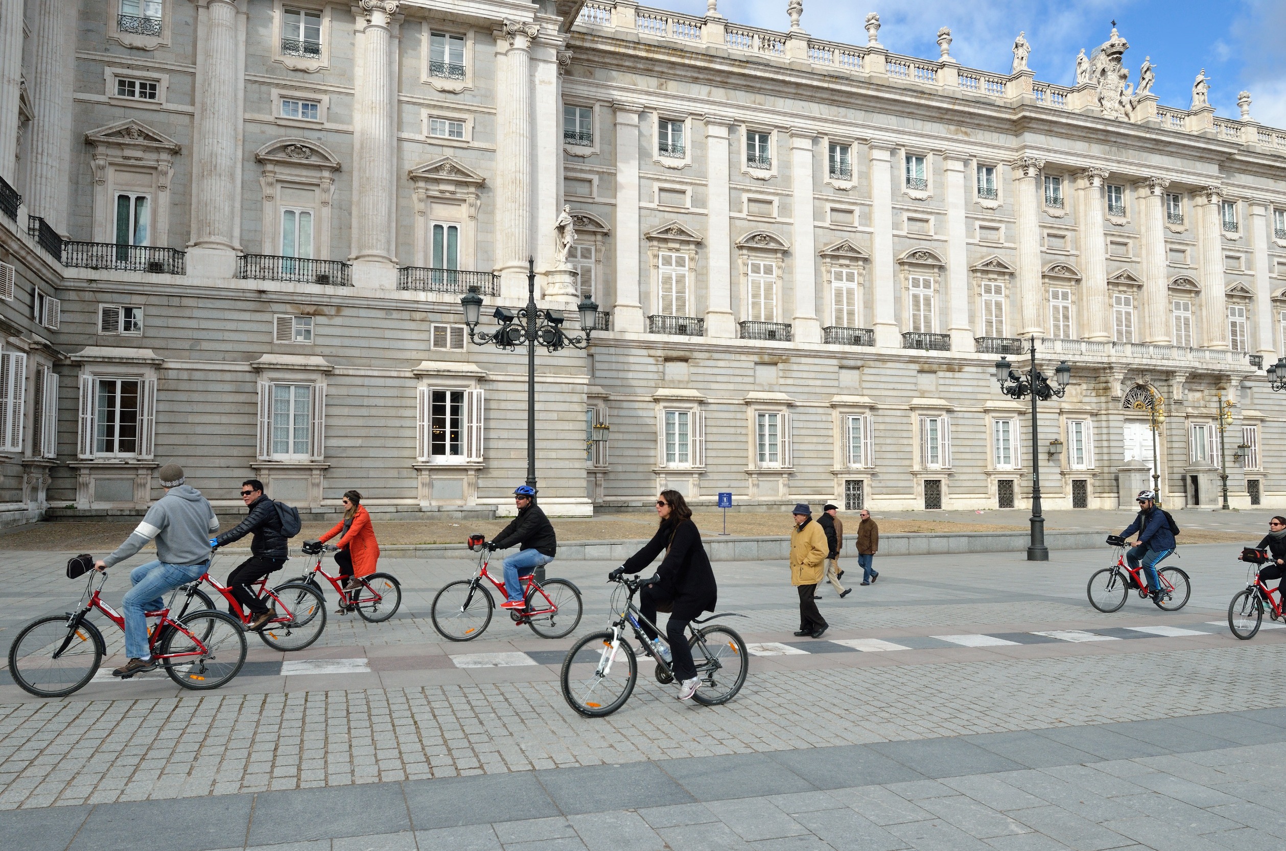 bicicletas en la Plaza de Oriente contra el Palacio Real de Madrid